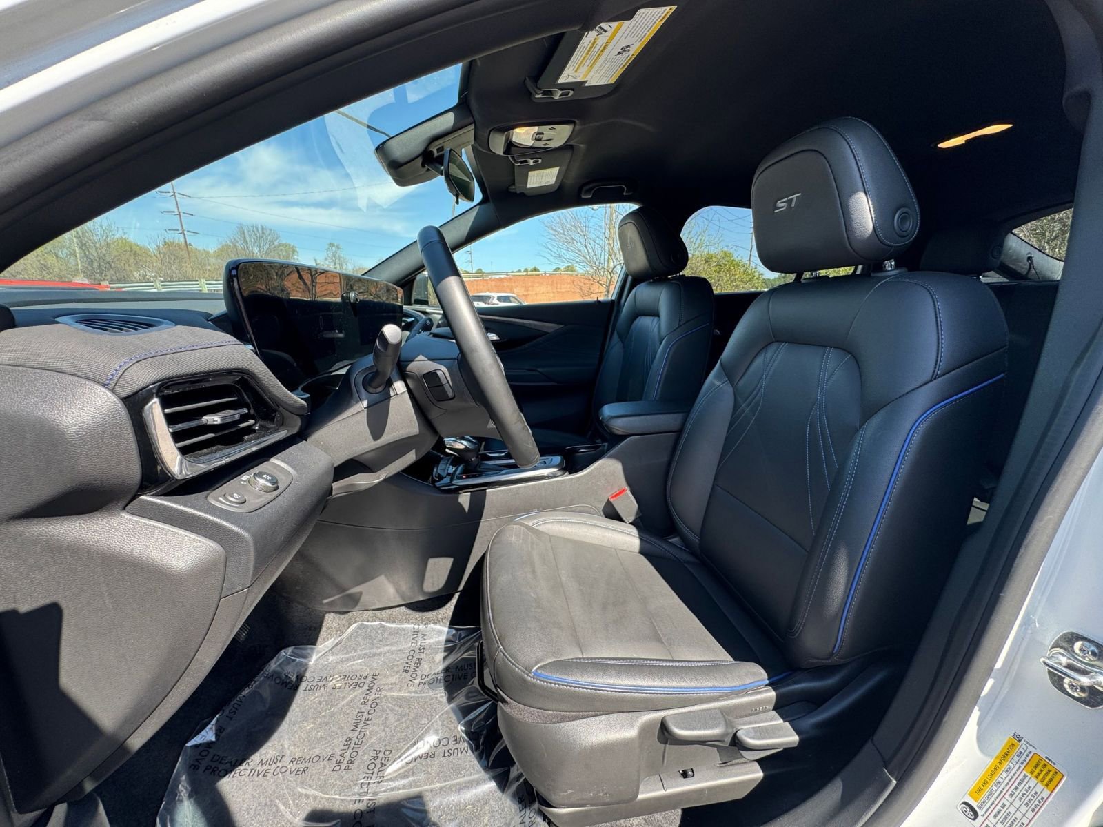 Used 2025 Buick Envista Sport Touring image 32