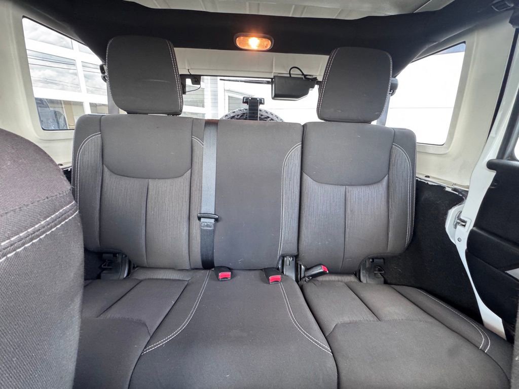Used 2014 Jeep Wrangler Unlimited Sahara w/ Connectivity Group AWD/4WD image 18