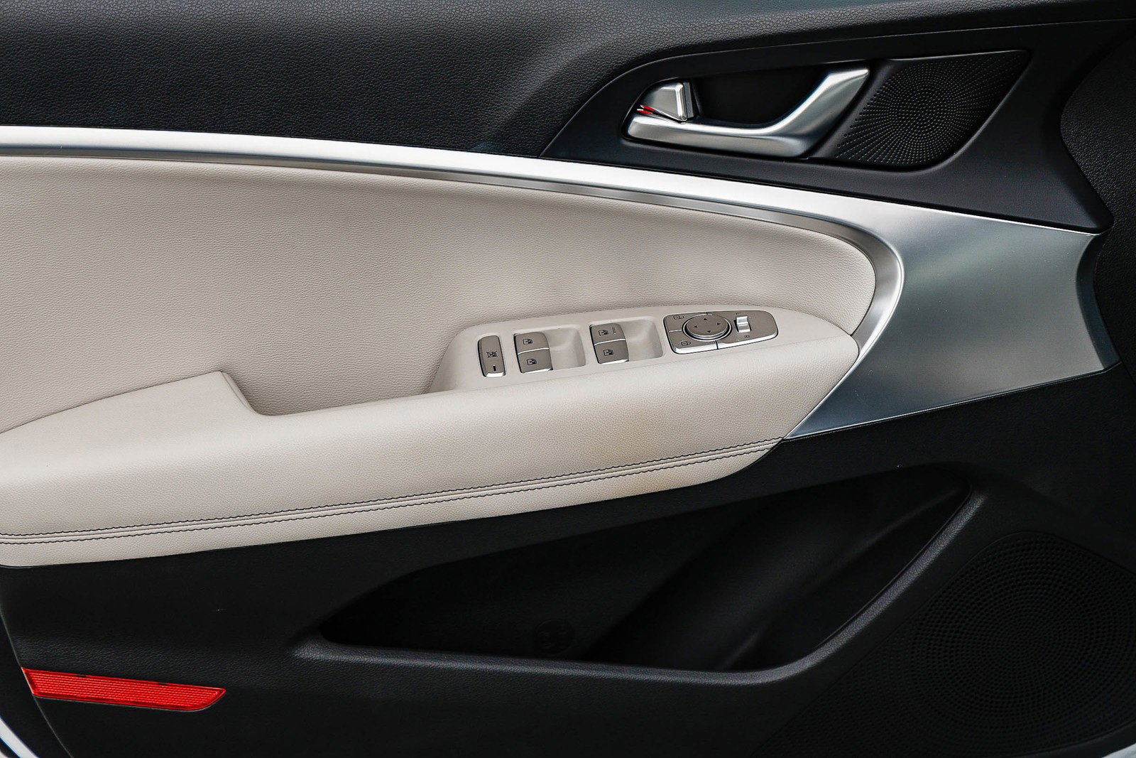 Used 2025 Genesis G70 2.5T image 20