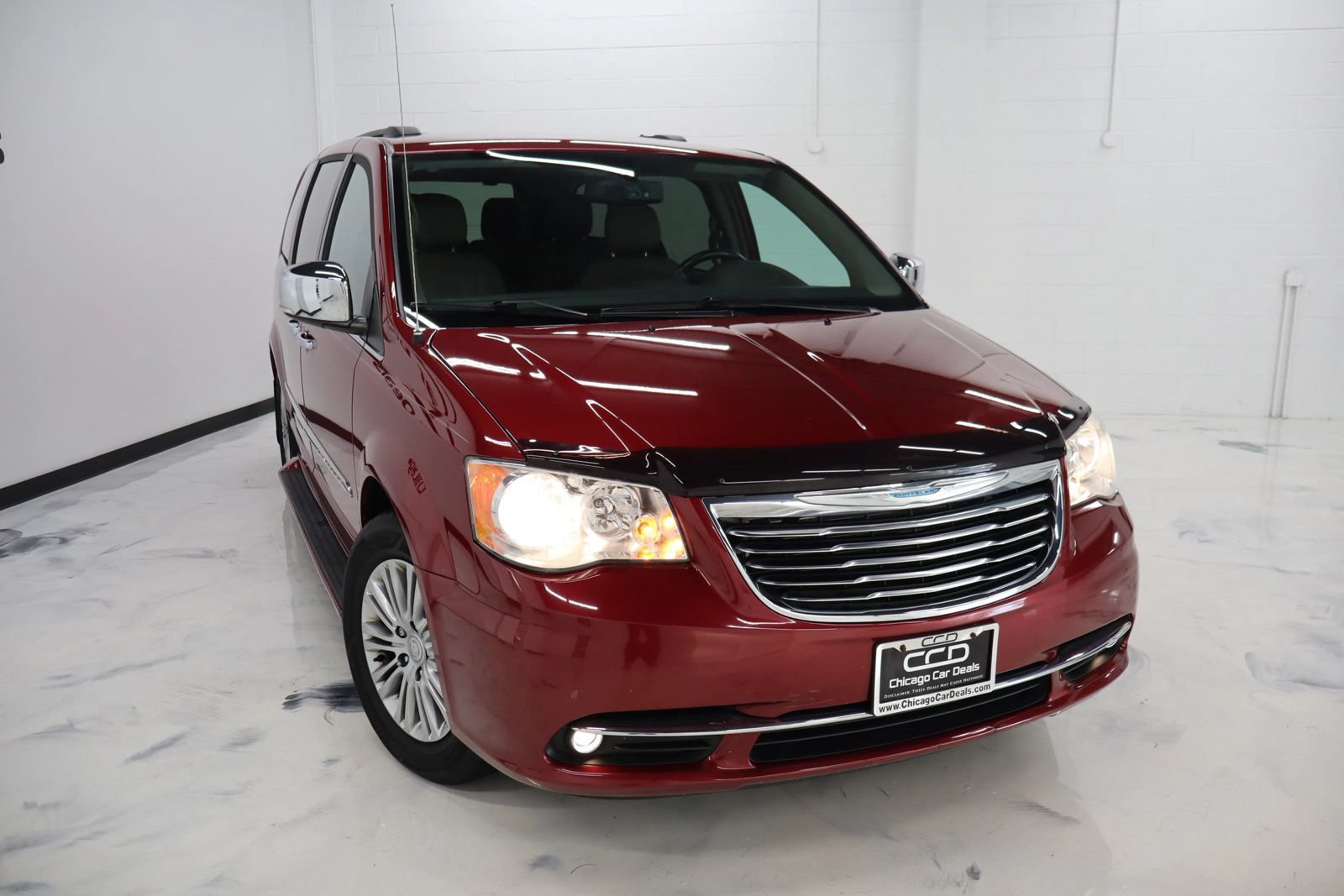 Used 2014 Chrysler Town & Country Touring-L w/ Driver Convenience Group FWD image 2