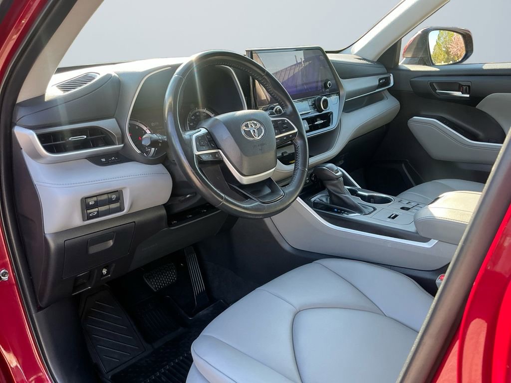 Used 2023 Toyota Highlander XLE FWD image 11