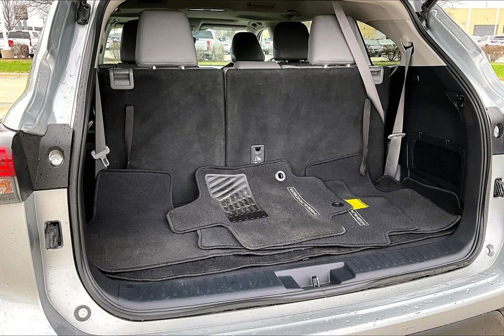 Used 2021 Toyota Highlander XLE AWD/4WD image 34