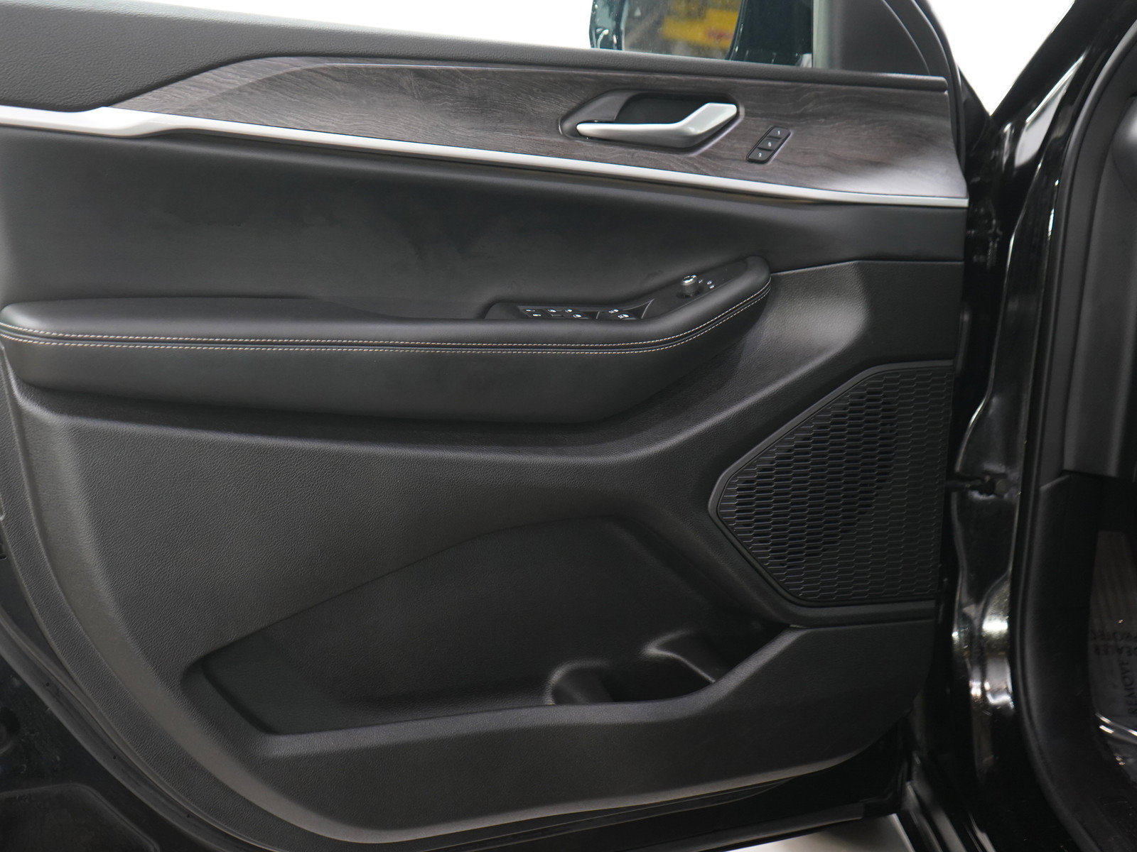 Used 2024 Jeep Grand Cherokee L Limited w/ Black Appearance Package AWD/4WD image 20