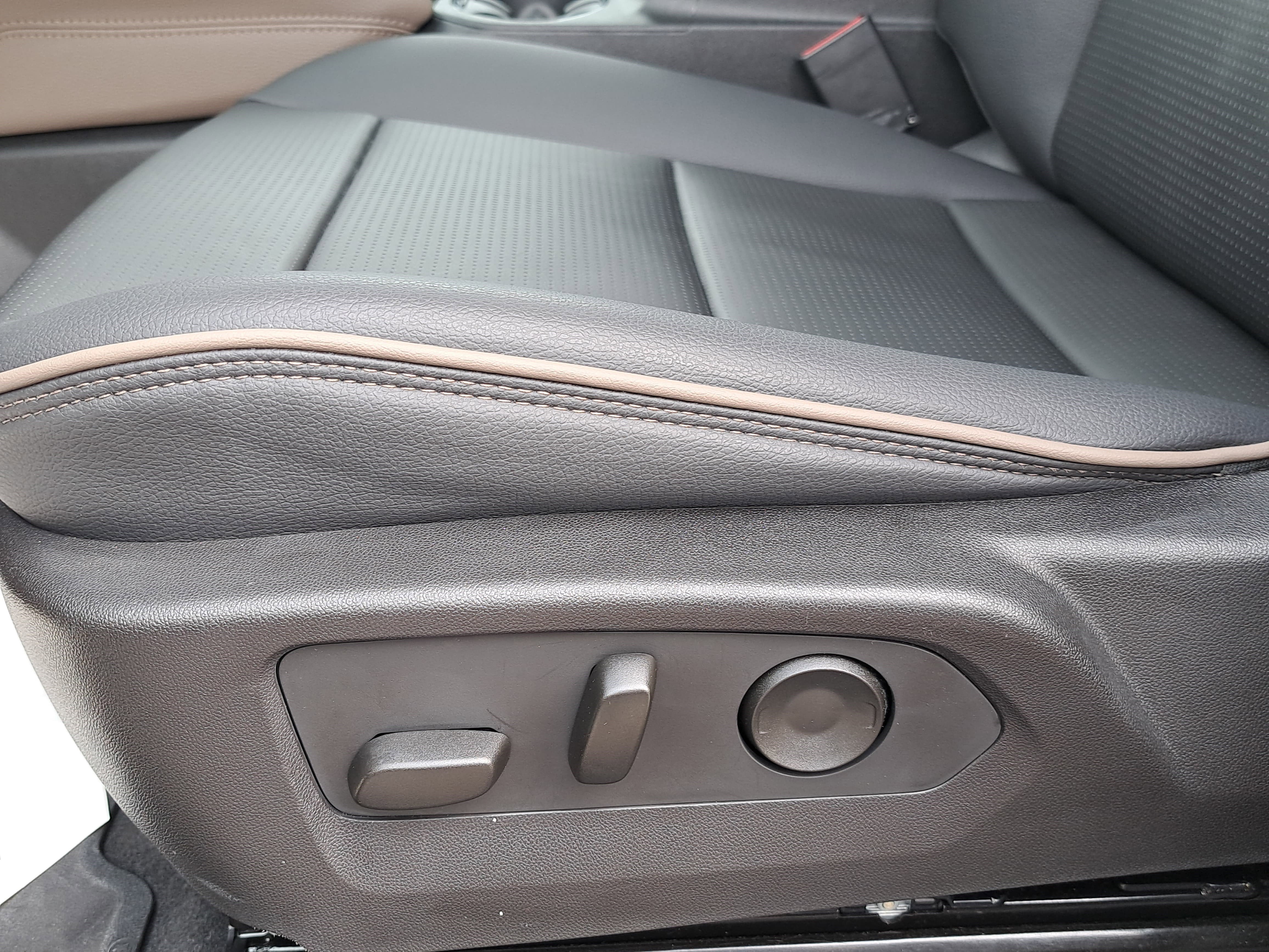 Used 2025 GMC Canyon Denali w/ LPO, Denali Black Edition image 26