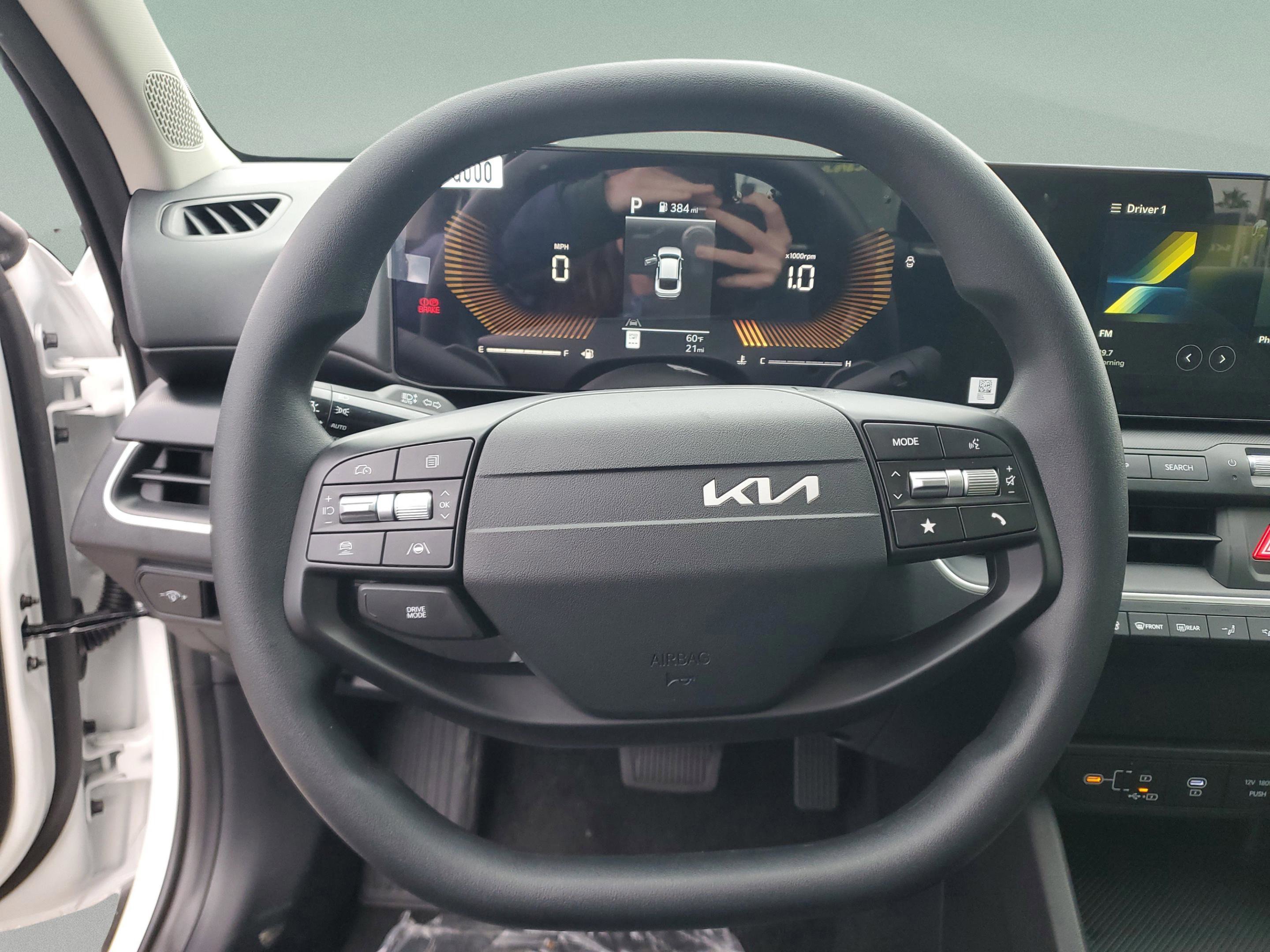 New 2025 Kia K4 LXS image 17