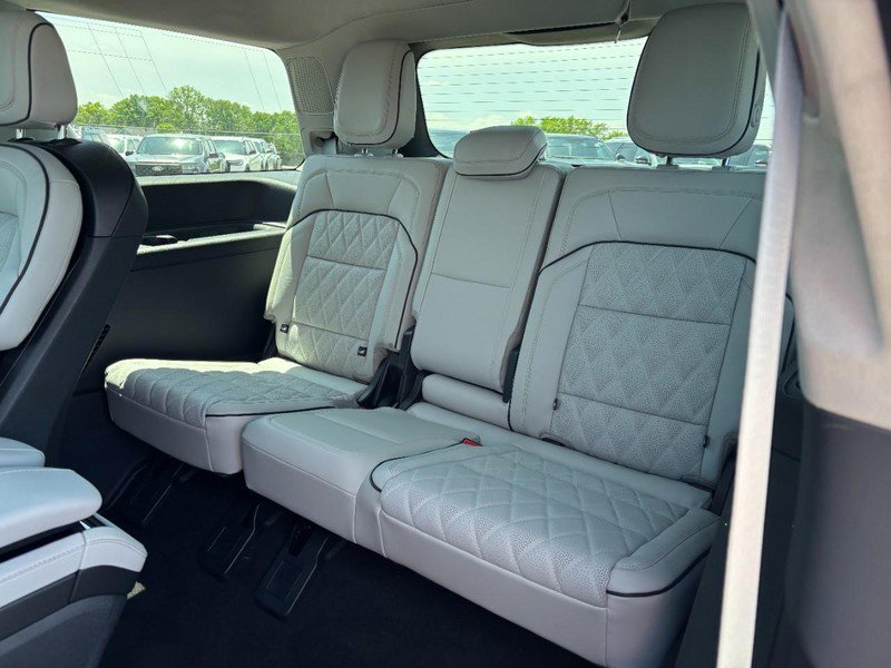 New 2026 Lincoln Navigator Black Label AWD/4WD image 10