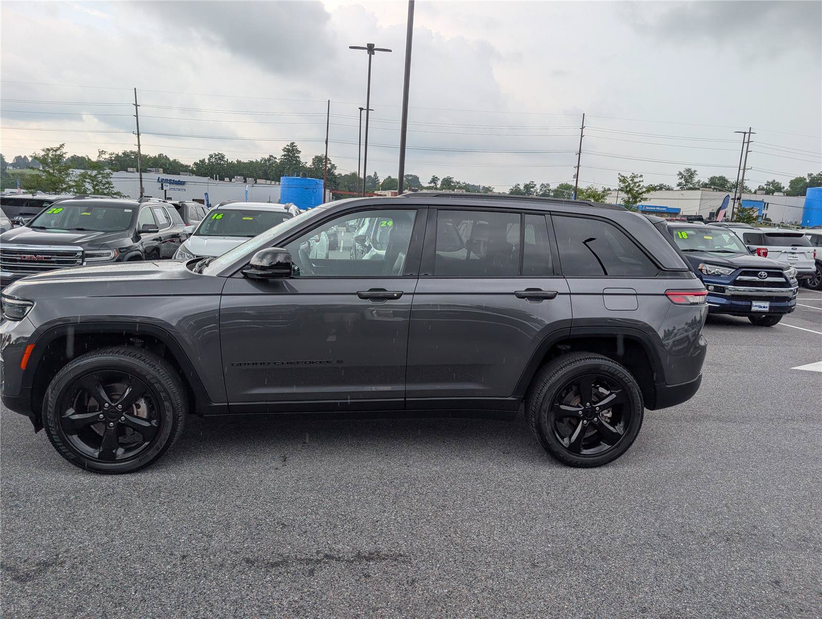 Used 2023 Jeep Grand Cherokee Altitude AWD/4WD image 2