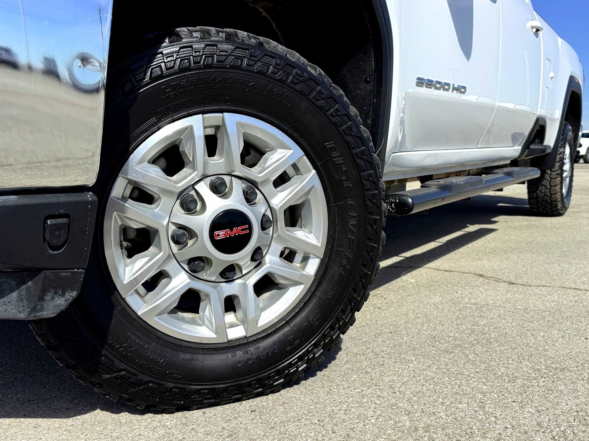 Used 2023 GMC Sierra 2500 SLE w/ SLE Convenience Package image 2