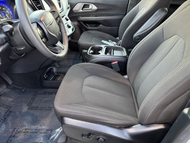 Used 2024 Chrysler Pacifica Touring image 13