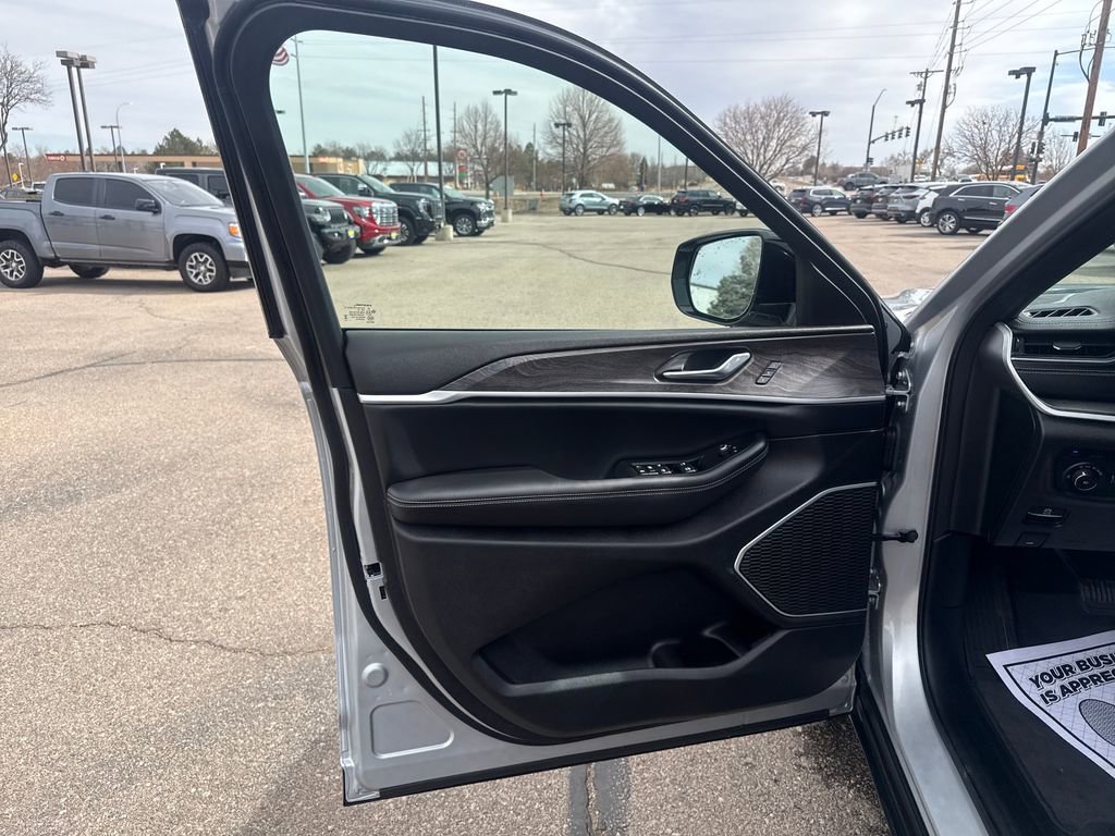 Used 2025 Jeep Grand Cherokee Limited 4xe w/ Trailer Tow Package image 11