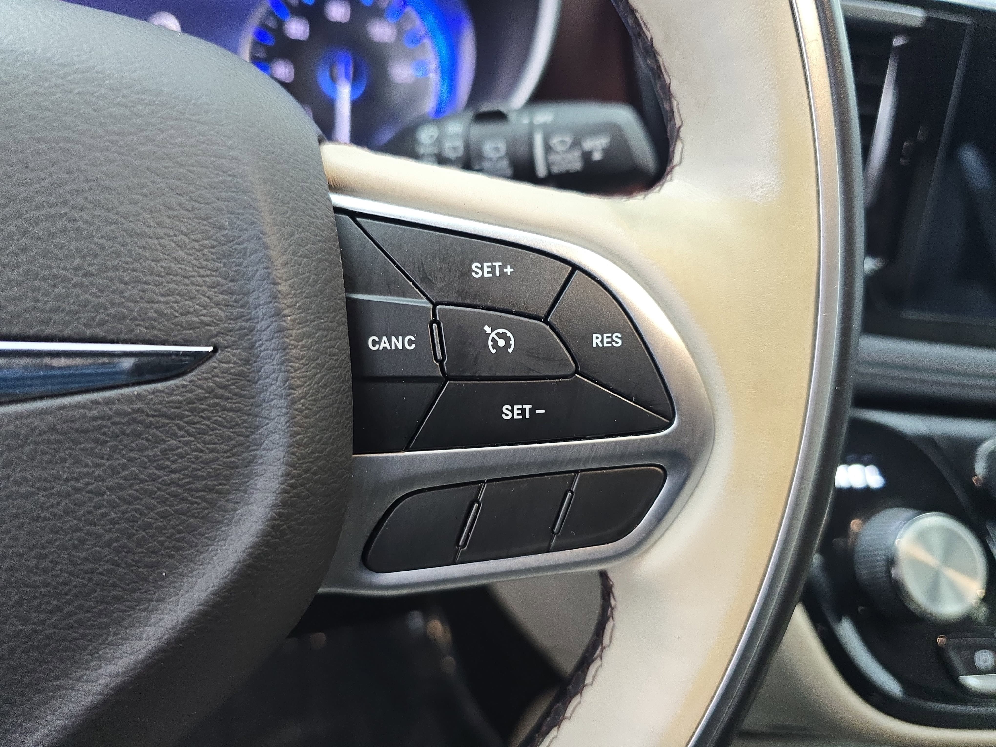 Used 2017 Chrysler Pacifica Limited w/ UConnect Theater Package FWD image 19