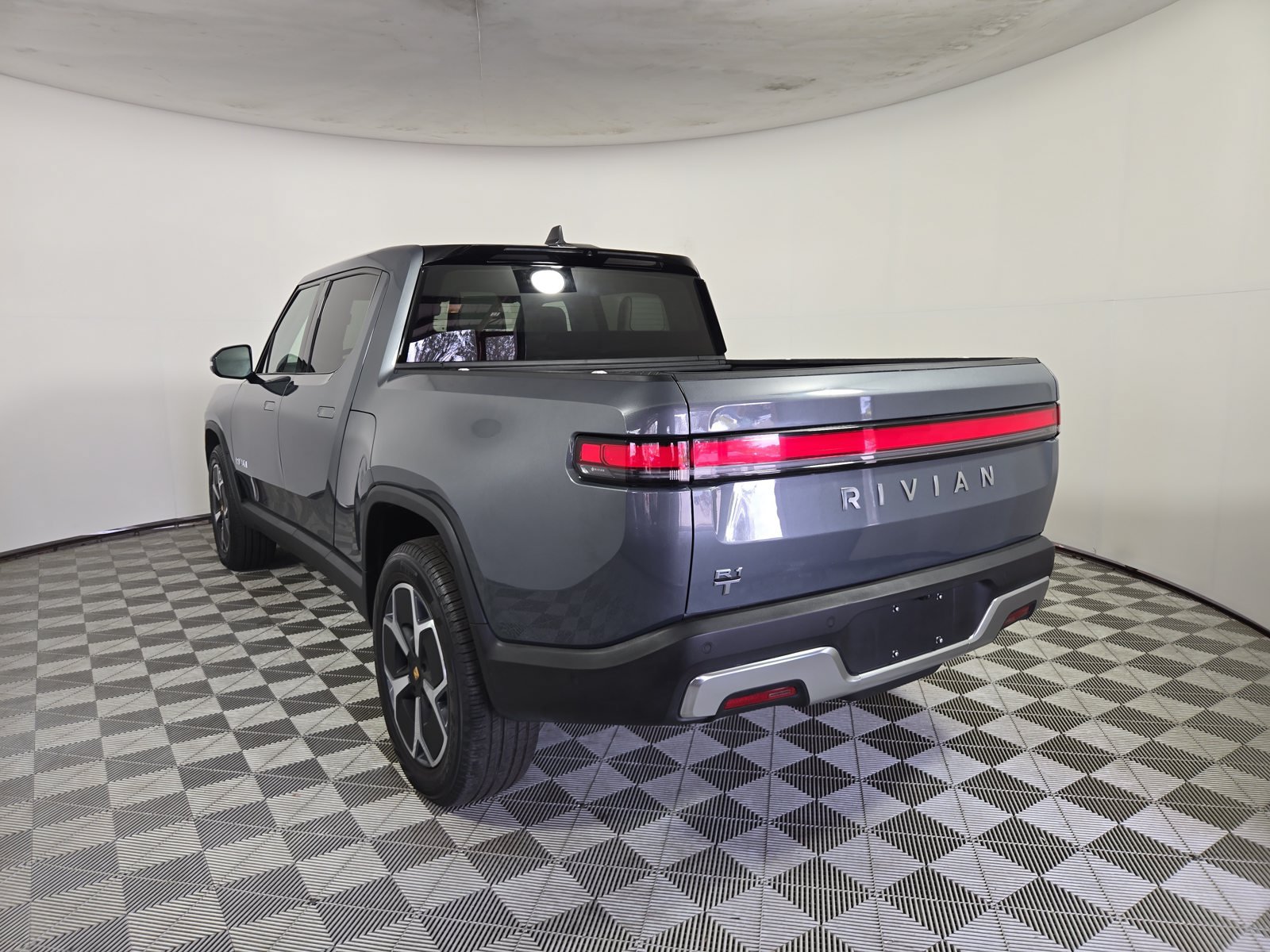 Used 2024 Rivian R1T Adventure Dual AWD/4WD image 3
