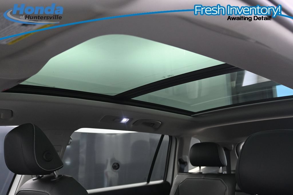 Used 2023 Volkswagen Tiguan SE w/ Panoramic Sunroof Package FWD image 16