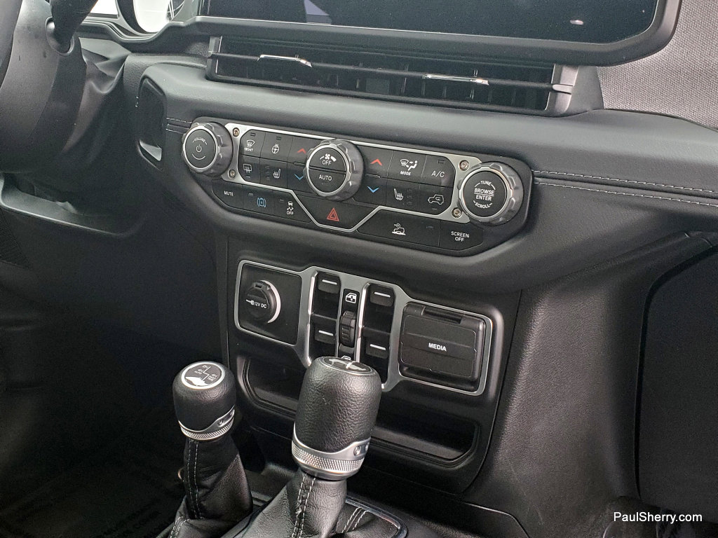 Used 2025 Jeep Wrangler Sahara image 23