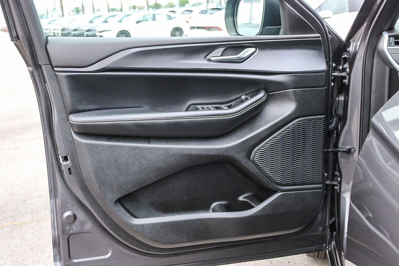 Used 2025 Jeep Grand Cherokee L Laredo image 22