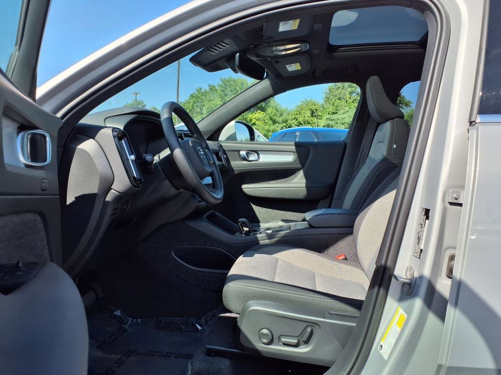 Used 2025 Volvo XC40 B5 Core image 22