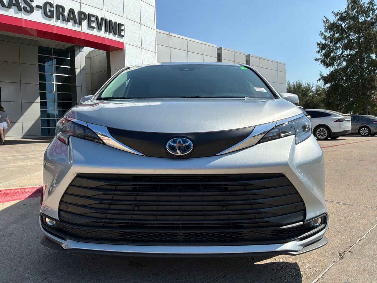 Used 2025 Toyota Sienna XLE FWD image 3