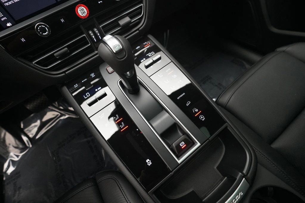 Certified 2026 Porsche Macan image 30