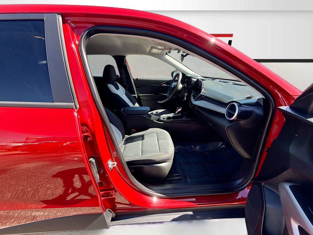 Used 2026 Chevrolet Trax LS w/ LS Convenience Package FWD image 25