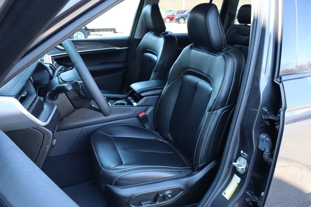 Used 2023 Jeep Grand Cherokee Limited image 12