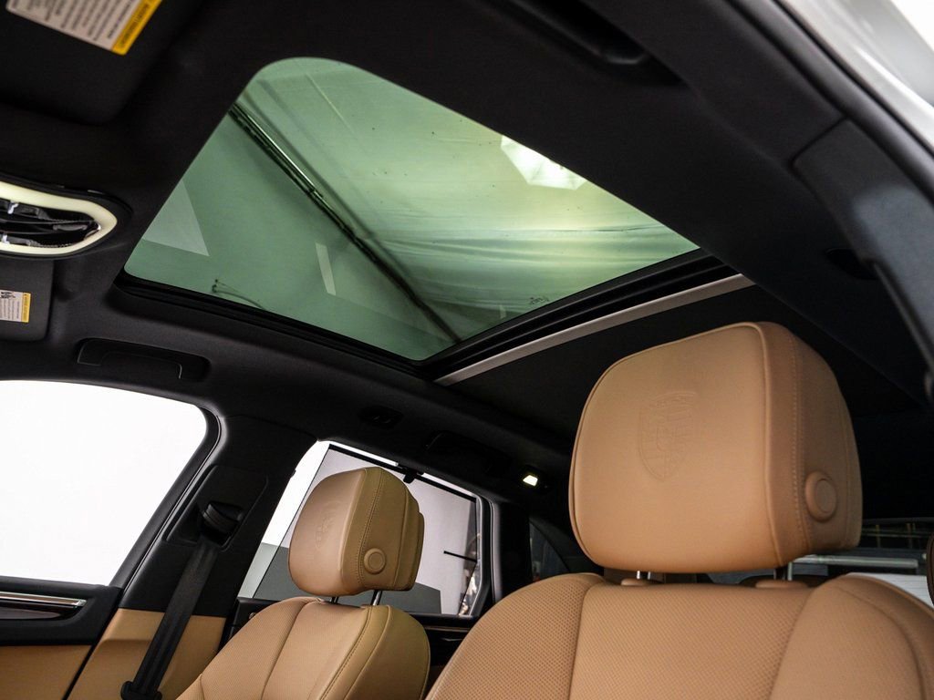 Certified 2025 Porsche Macan image 28