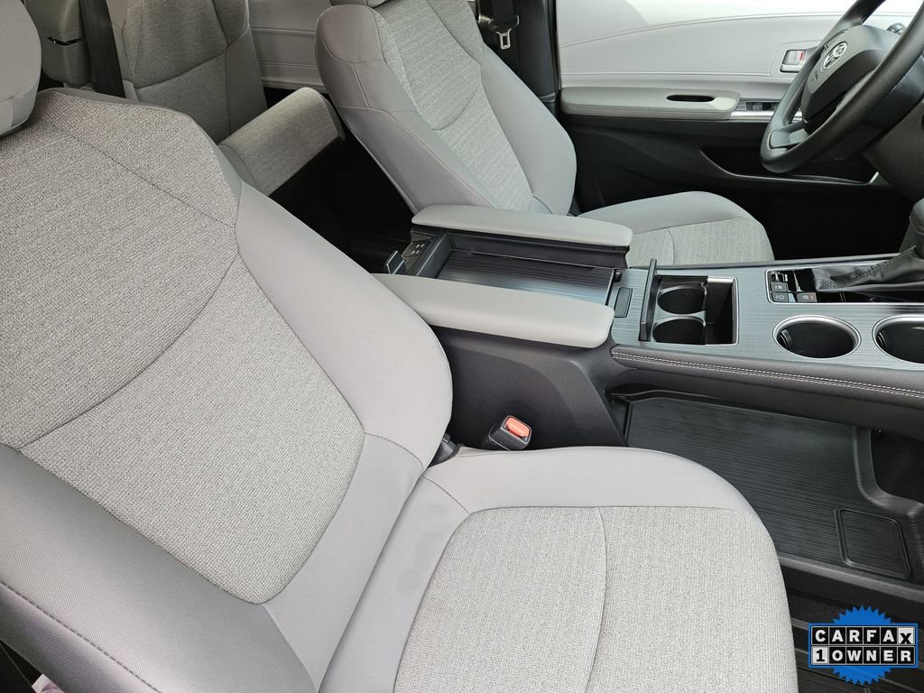 Used 2026 Toyota Sienna LE image 12