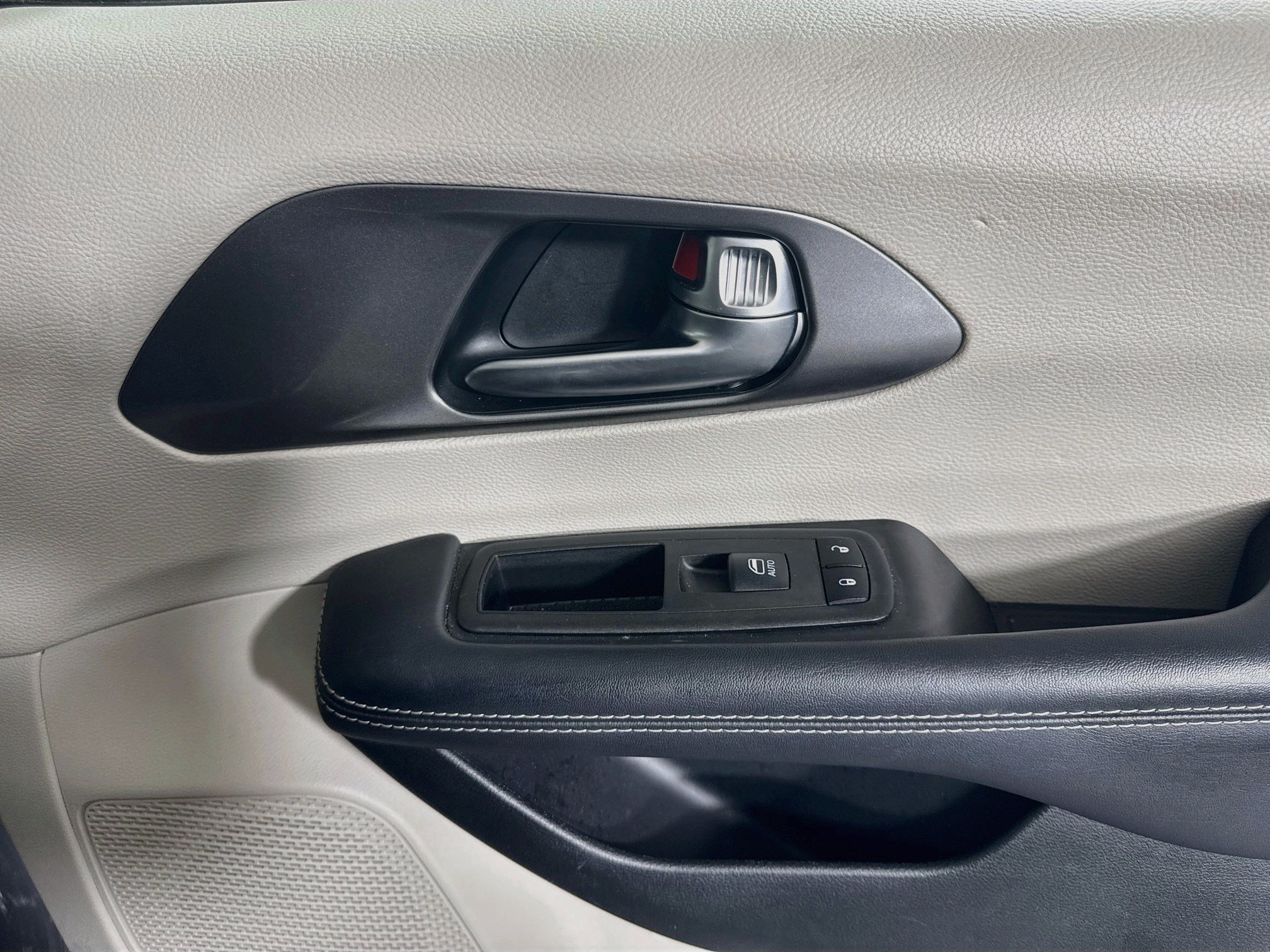 Used 2023 Chrysler Pacifica Touring-L FWD image 31