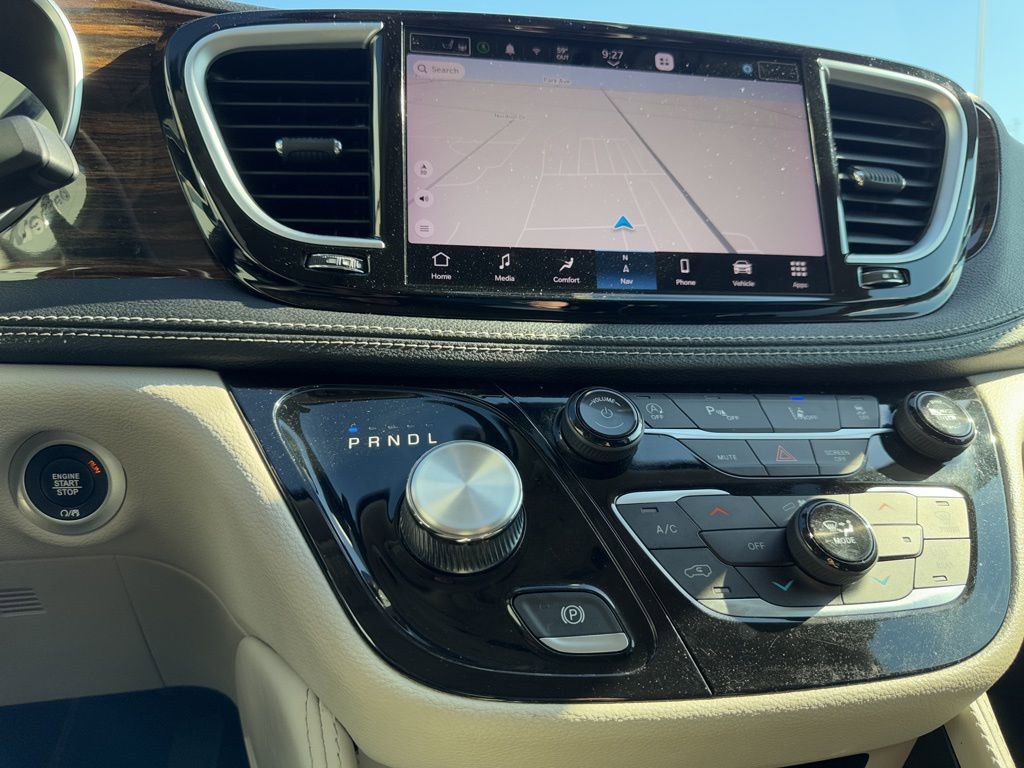 Used 2023 Chrysler Pacifica Limited FWD image 27