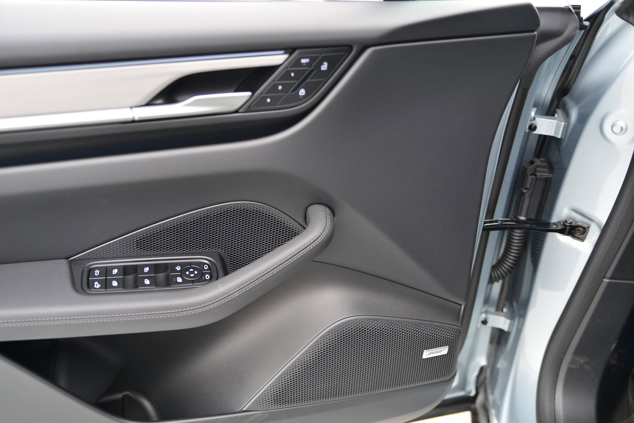 Certified 2025 Porsche Macan 4 Electric image 12