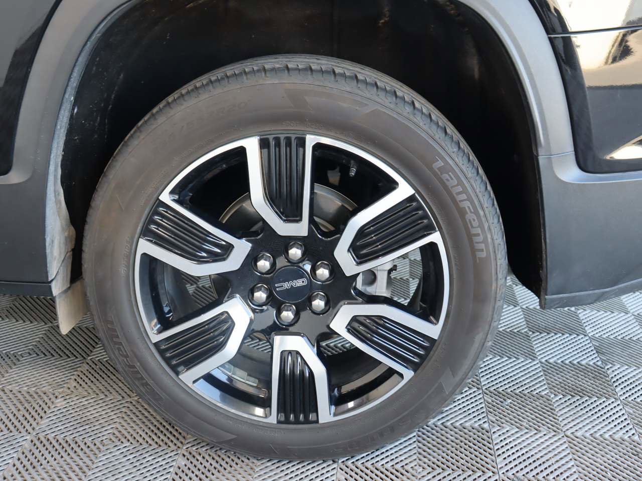 Used 2021 GMC Acadia SLE w/ Driver Convenience Package FWD image 17