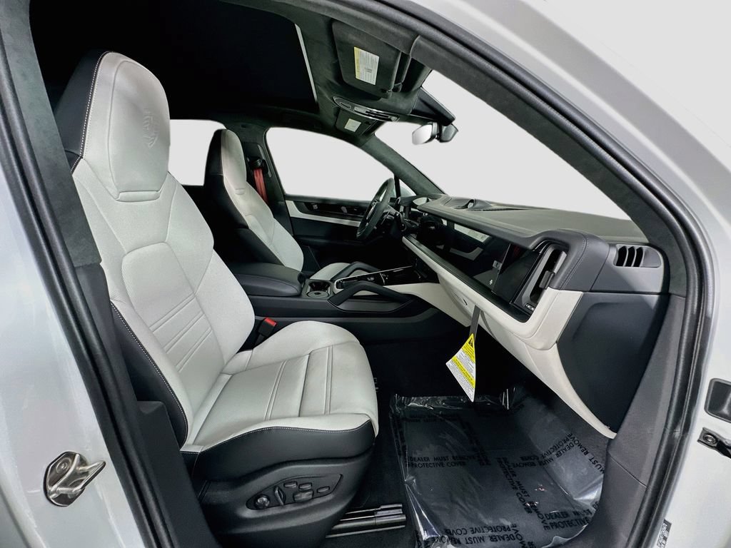 Certified 2026 Porsche Cayenne GTS AWD/4WD image 31