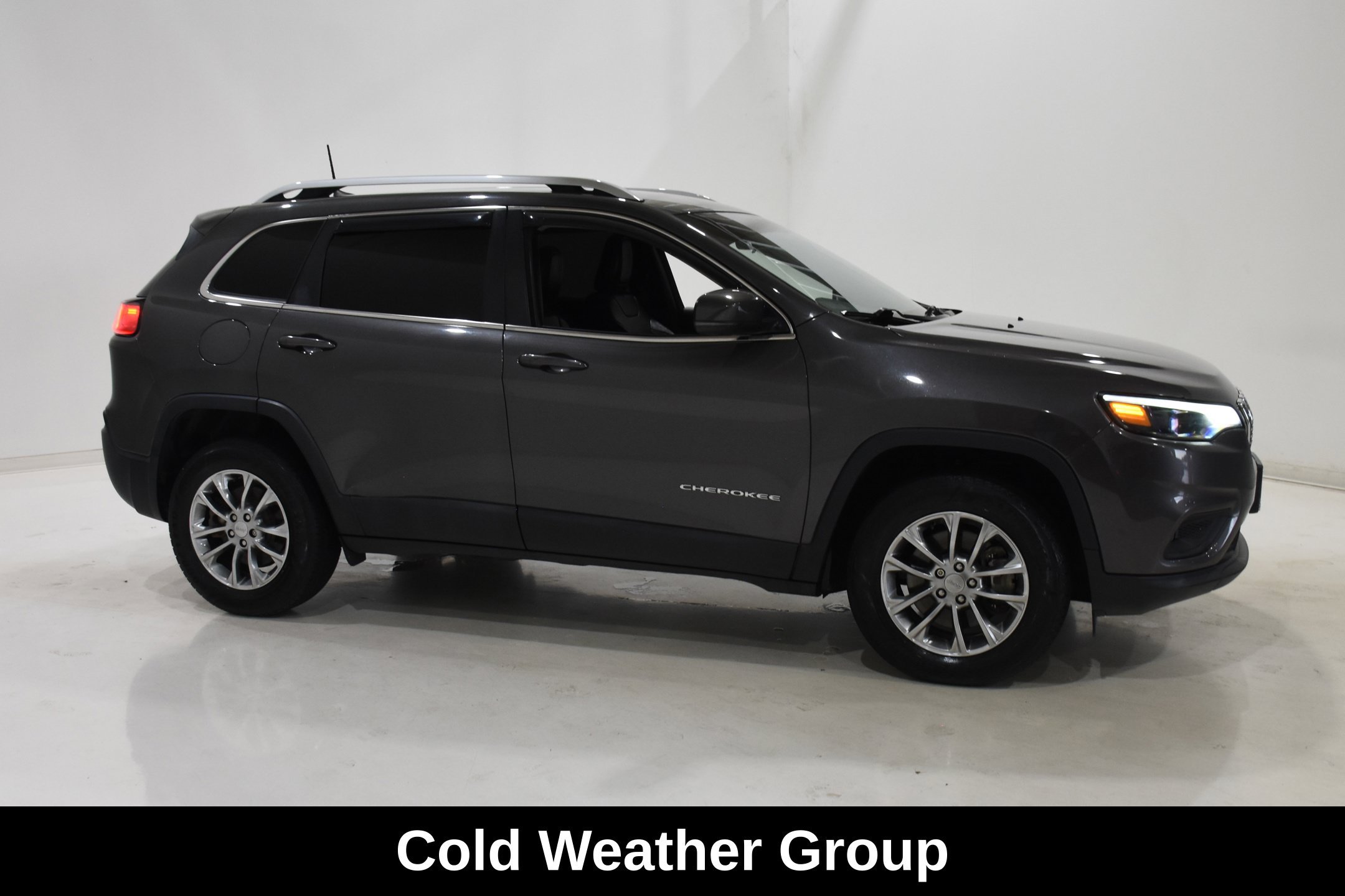 Used 2019 Jeep Cherokee Latitude Plus w/ Cold Weather Group AWD/4WD image 3