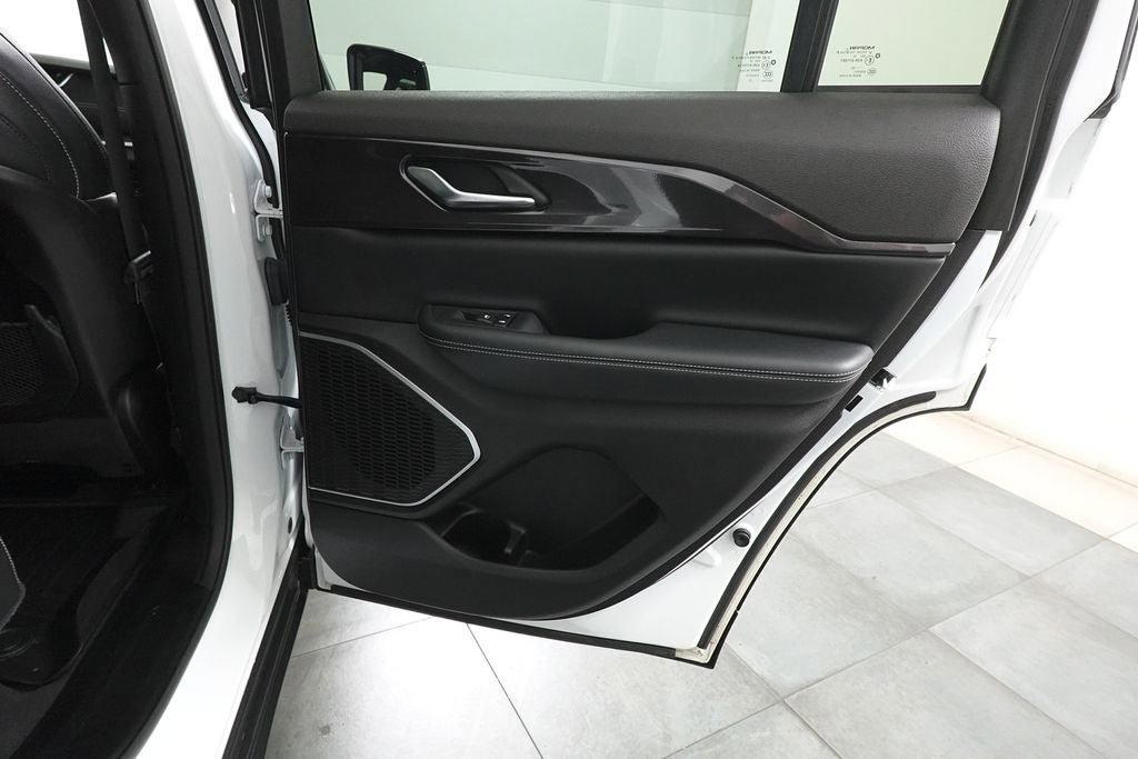 Used 2022 Jeep Grand Cherokee Altitude AWD/4WD image 28