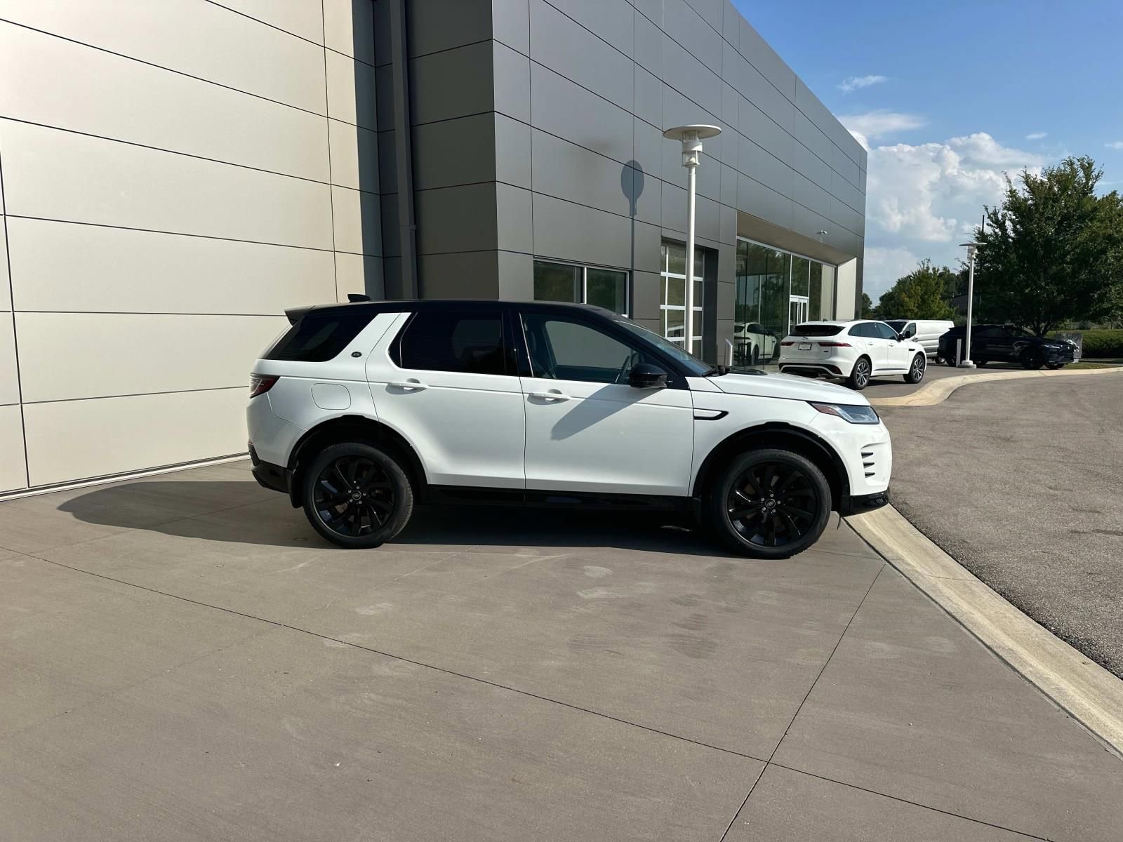 New 2025 Land Rover Discovery Sport Dynamic SE image 4