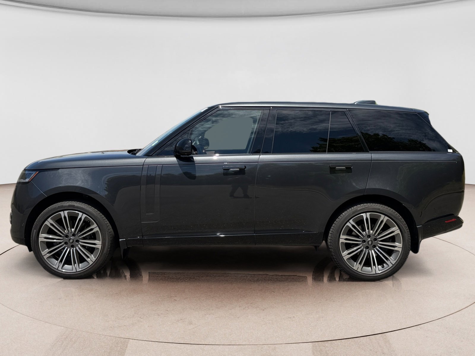 Used 2025 Land Rover Range Rover SE AWD/4WD image 2