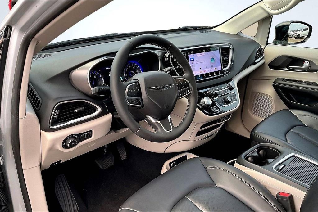 Used 2024 Chrysler Pacifica Touring-L image 14