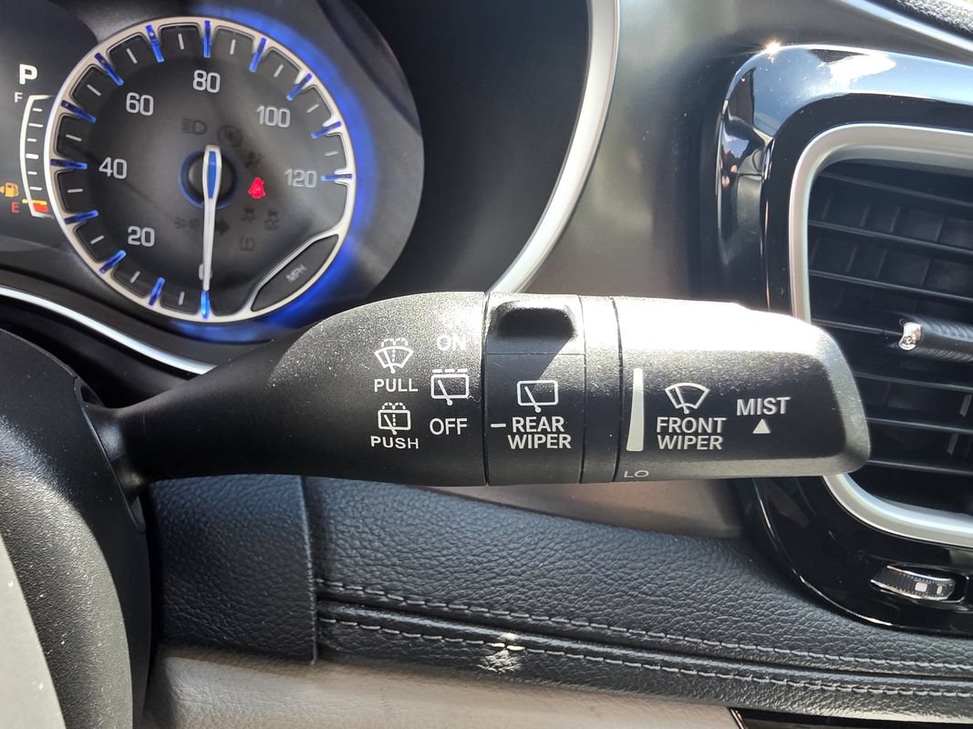 Used 2018 Chrysler Pacifica Limited FWD image 23
