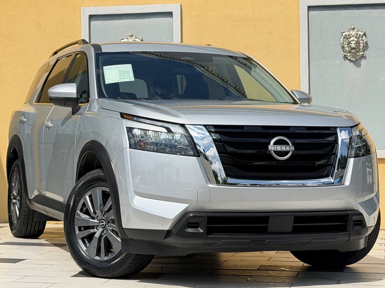 Used 2025 Nissan Pathfinder SV FWD image 1