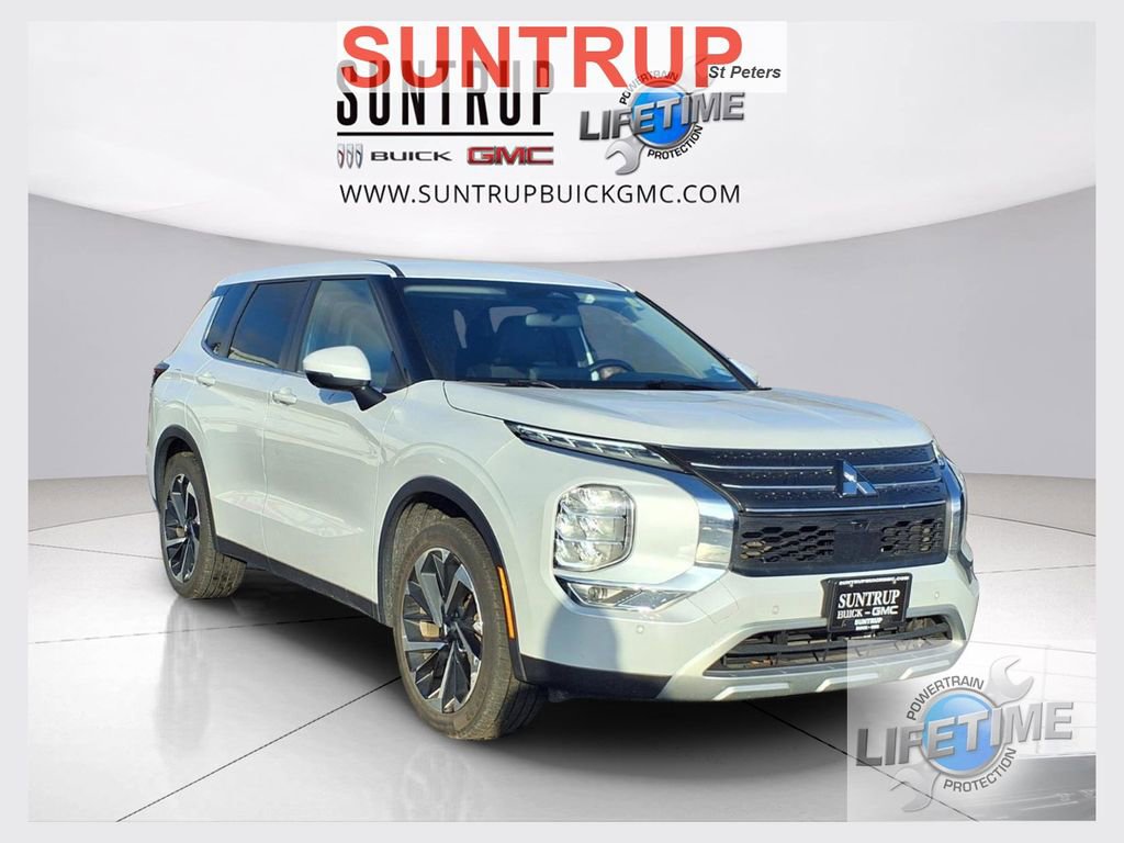 Used 2024 Mitsubishi Outlander SE image 1