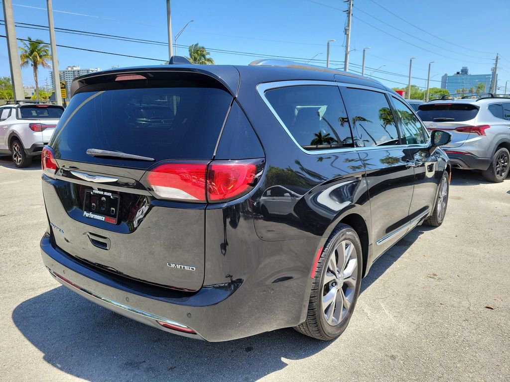 Used 2018 Chrysler Pacifica Limited w/ Advanced Safetytec Group FWD image 9