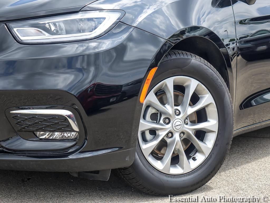 Used 2026 Chrysler Pacifica Limited FWD image 5