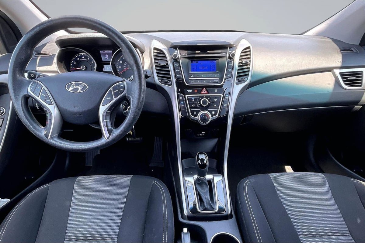 Used 2017 Hyundai Elantra GT FWD image 16