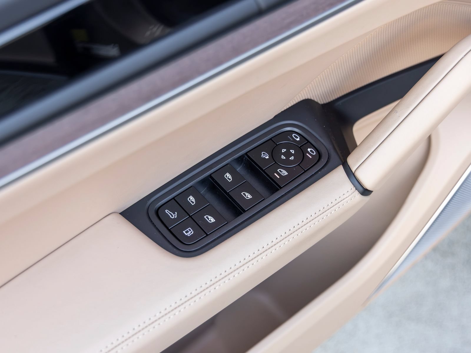 Certified 2025 Porsche Cayenne S AWD/4WD image 28
