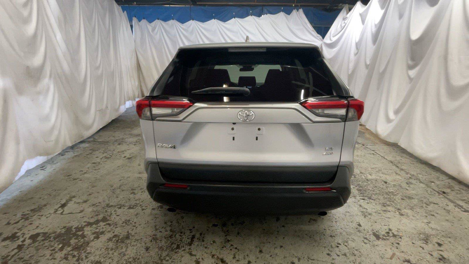 Used 2022 Toyota RAV4 LE AWD/4WD image 9