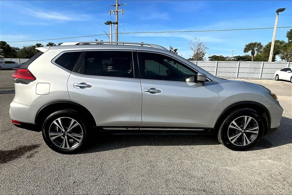 Used 2017 Nissan Rogue SL w/ SL Premium Package image 4