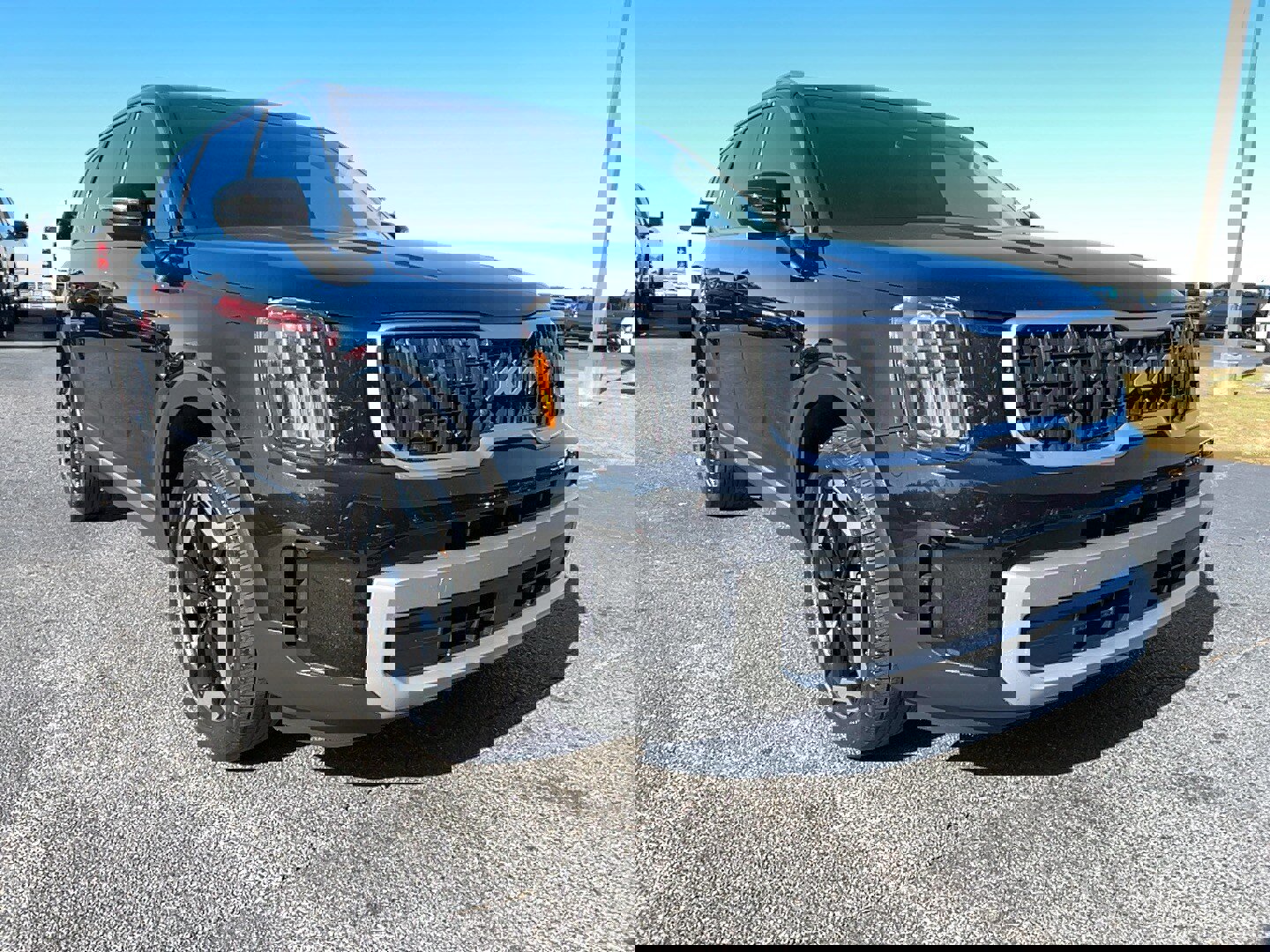 Used 2023 Kia Telluride EX w/ EX Captain's Chair Package image 3