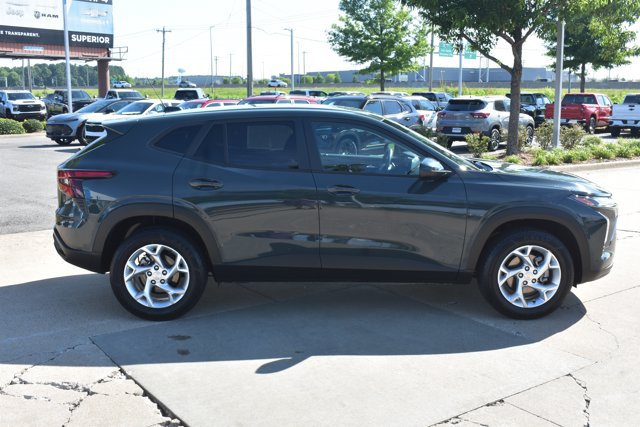 Used 2025 Chevrolet Trax LS w/ LS Convenience Package FWD image 4