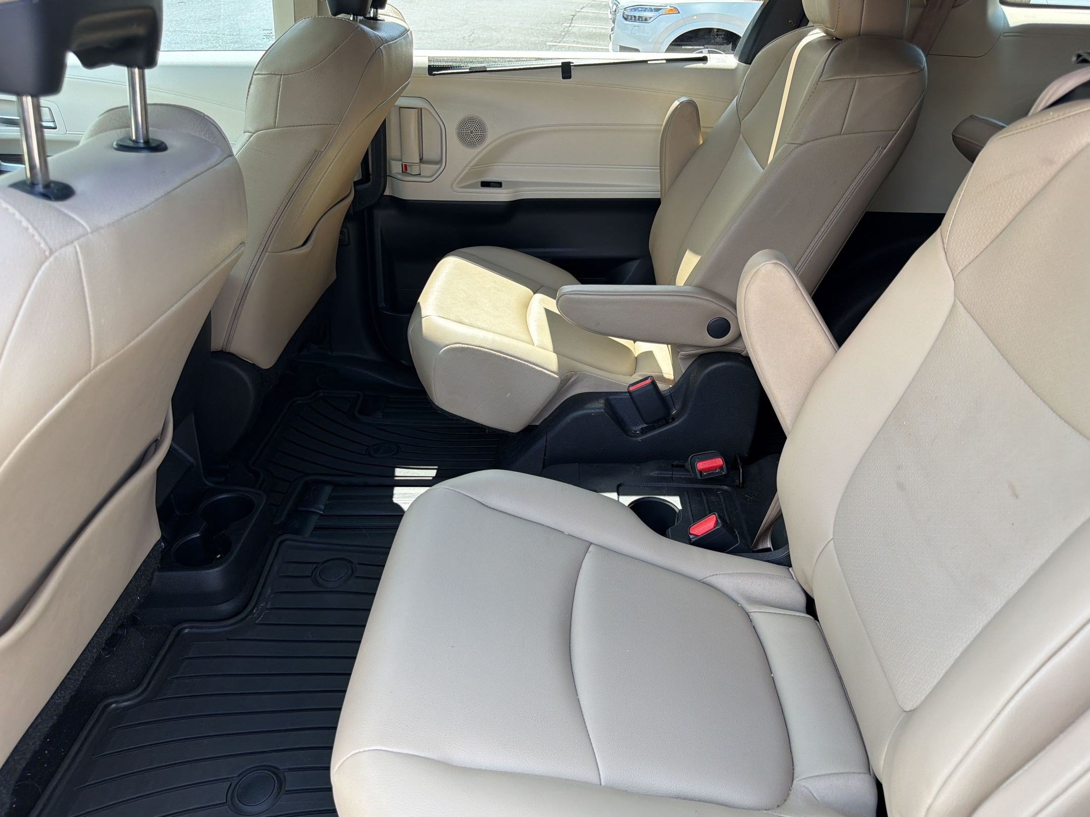 Used 2021 Toyota Sienna XLE FWD image 21
