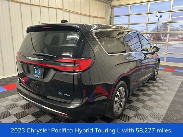 Used 2023 Chrysler Pacifica Touring-L image 3