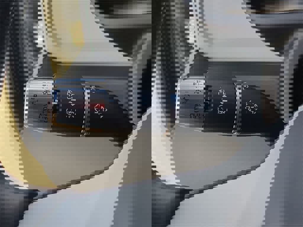 Used 2022 Land Rover Defender 110 SE image 25